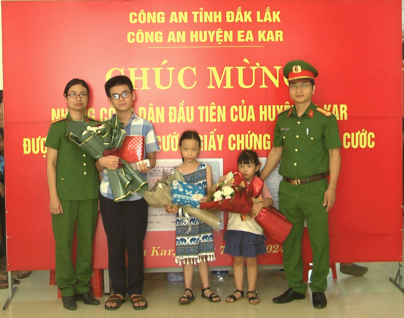 Công an huyện Ea Kar trao 3 thẻ căn cước đầu tiên trên địa bàn huyện cho công dân dưới 14 tuổi
